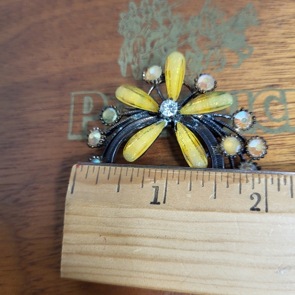 Vintage Lemon Yellow Glass and Aurora Borealis Stone Floral Brooch - Picture 15 of 16